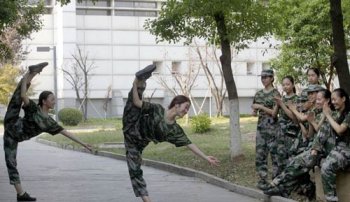 女生軍訓(xùn)時(shí)褲子開(kāi)檔,定做服裝質(zhì)量為何這么水？